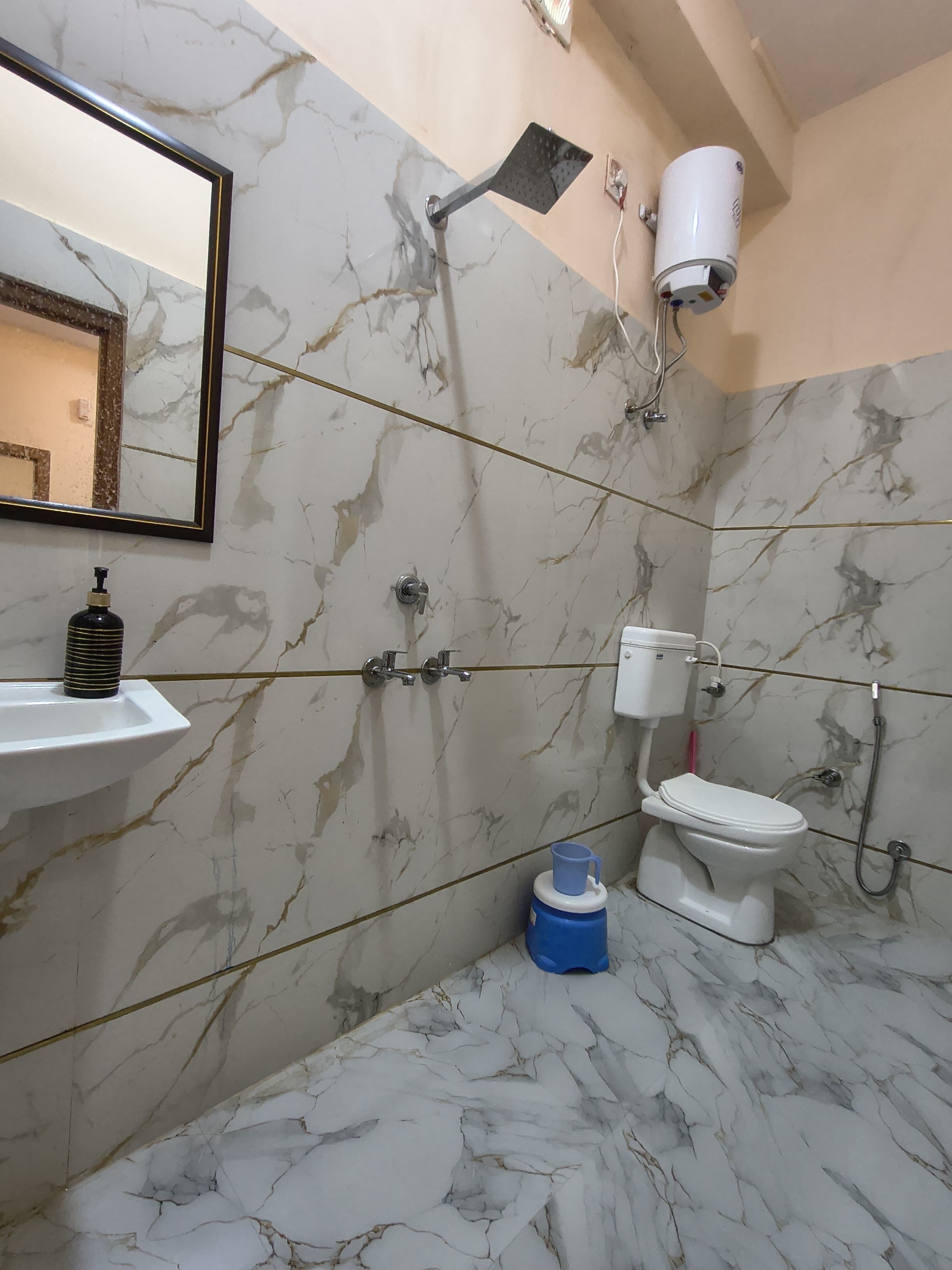 Chambre Double Deluxe, vue ville | Salle de bain | Douche, douche à « effet pluie », serviettes fournies, savon