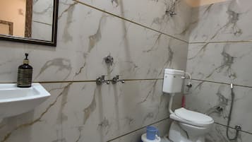 Chambre Double Deluxe, vue ville | Salle de bain | Douche, douche à « effet pluie », serviettes fournies, savon