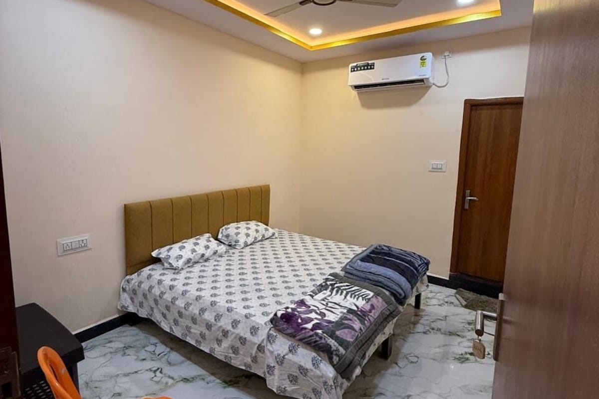 Espaço de trabalho para notebook, Wi-Fi de cortesia, roupa de cama