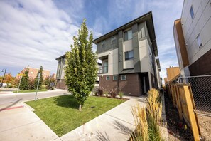 Un immeuble moderne à plusieurs étages, doté d’une façade en briques et de grandes fenêtres.