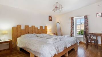 3 slaapkamers, een strijkplank/strijkijzer, wifi, beddengoed