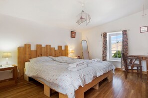 3 bedrooms, iron/ironing board, WiFi, bed sheets