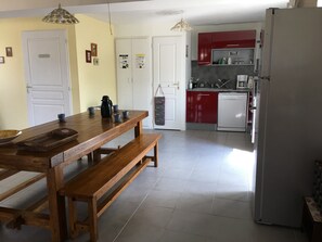 Cafetera y tetera, refrigerador, microondas y horno 