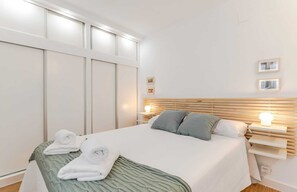 A hotel room with a bed, bedside tables, a wardrobe, and wall-mounted lights. - El Rincón De La Alhambra, by DaiMar, with parking (España)