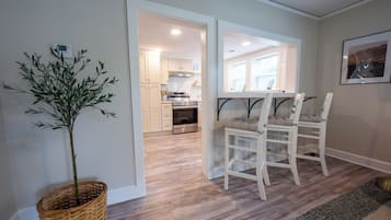 Una cocina moderna con gabinetes blancos y electrodomésticos de acero inoxidable.