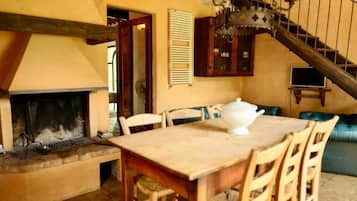 Superior Apartment, Garden View | Dining