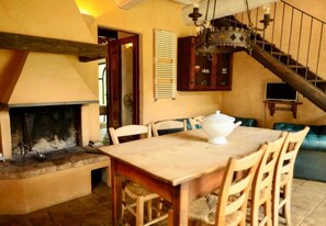 Superior Apartment, Garden View | Dining - AGRITURISMO QUARANTALLINA (Toscana)
