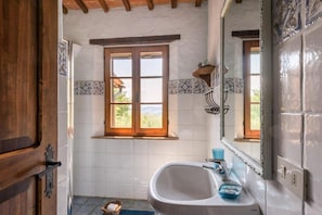 Standard Double Room, Garden View | Bathroom - AGRITURISMO QUARANTALLINA (Toscana)