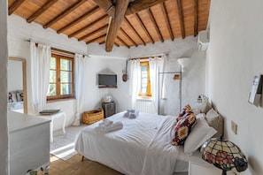 A bedroom with a bed, a television, a desk, and a window. - AGRITURISMO QUARANTALLINA (Buonconvento)