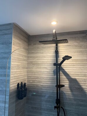 Haartrockner, Bidet, Handtücher, Seife