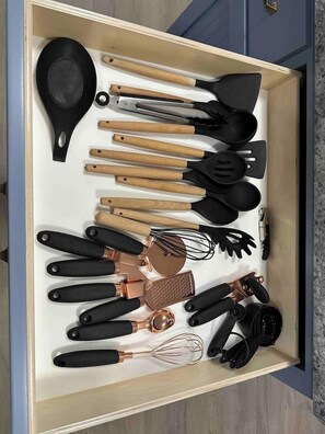 A drawer with various kitchen utensils neatly arranged. - Cozy 2 Bedroom Renovated Home (St. Cloud)