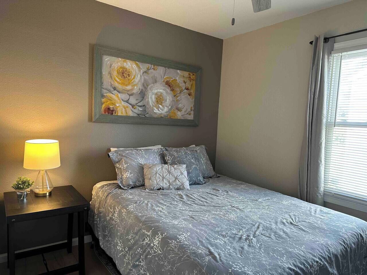 Desk, iron/ironing board, WiFi, bed sheets