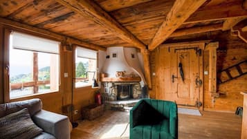 Suite – deluxe, 1 soverom, balkong, fjellutsikt | Oppholdsområde | En 40-tommers Flatskjerm-TV med digitale kanaler