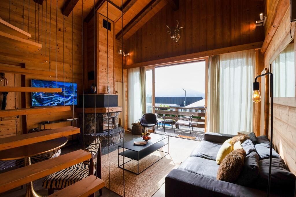 Suite, 2 habitaciones, balcón, vistas a la montaña | Zona de estar | Televisión de pantalla plana de 40 pulgadas con canales digitales