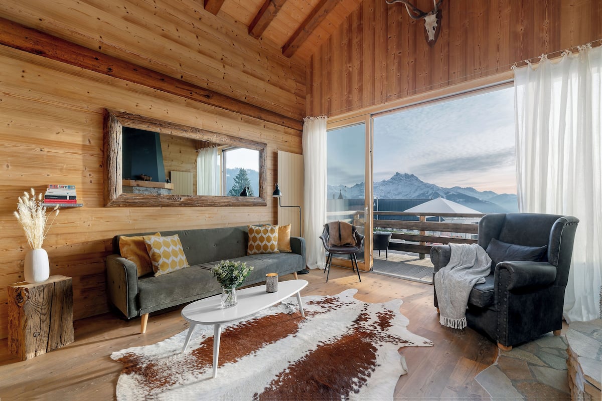 Suite, 2 habitaciones, balcón, vista a la montaña | Área de sala de estar | Televisión de pantalla plana de 40 pulgadas con canales digitales