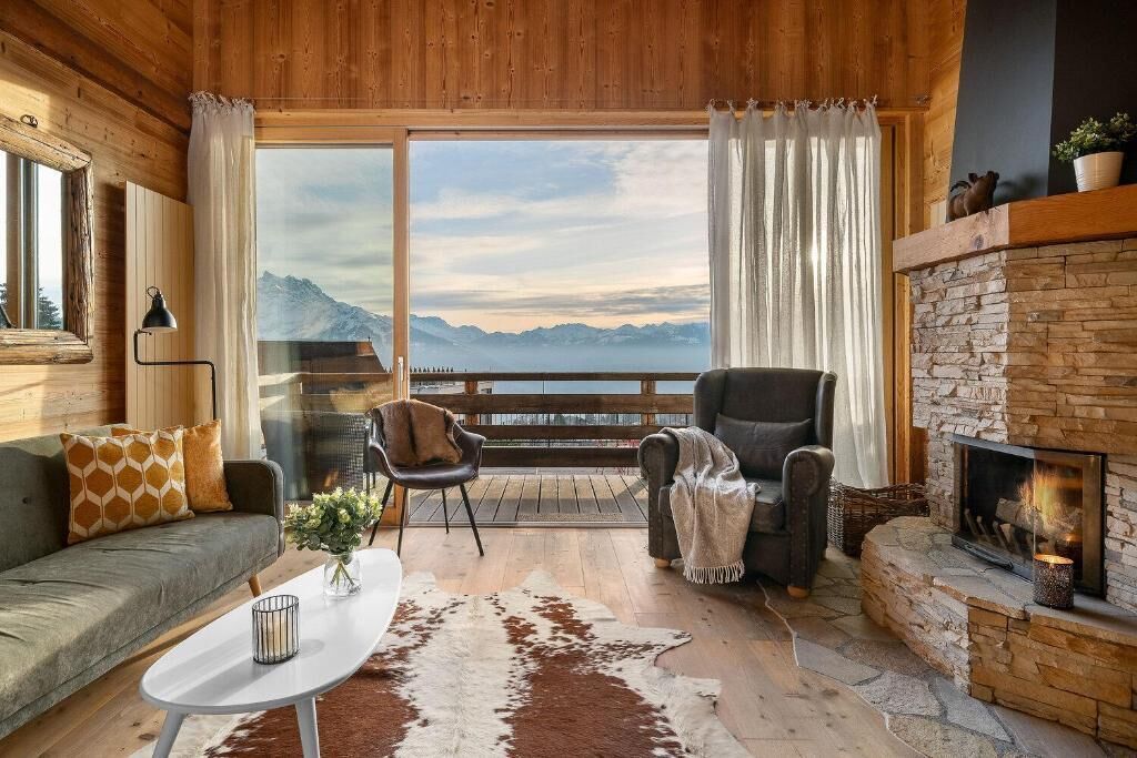 Suite, 2 habitaciones, balcón, vistas a la montaña | Zona de estar | Televisión de pantalla plana de 40 pulgadas con canales digitales