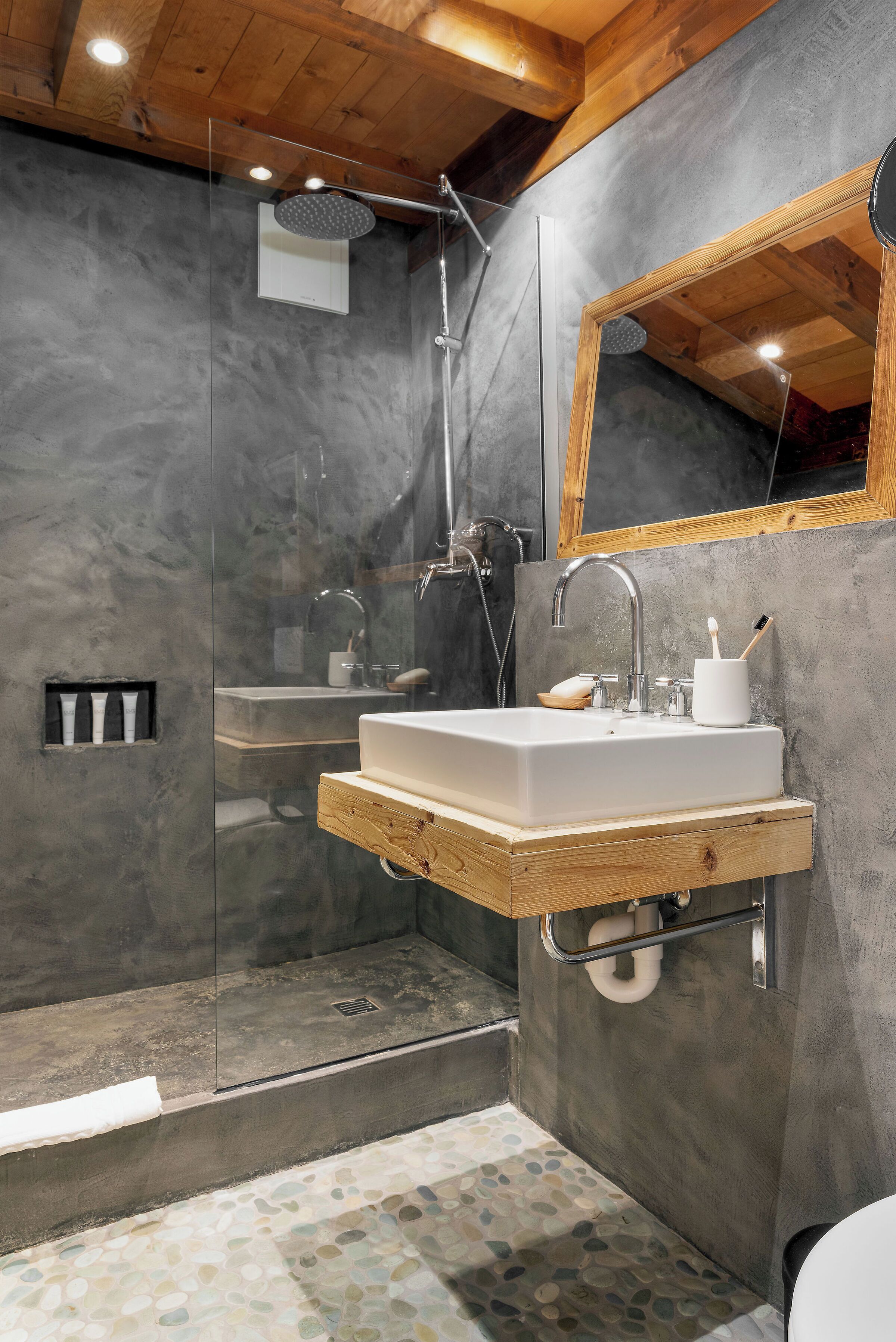 Suite, 2 chambres, balcon, vue montagne | Salle de bain | Chaussons
