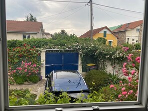 Et boligområde med en blå bil parkeret foran et hus med en blå garagedør.