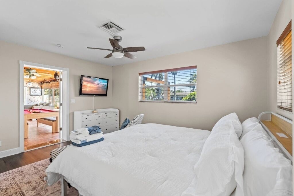 3 bedrooms, iron/ironing board, travel crib, WiFi (free)