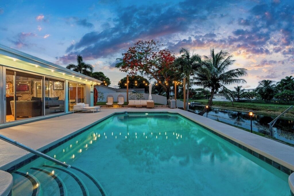 Una piscina al aire libre