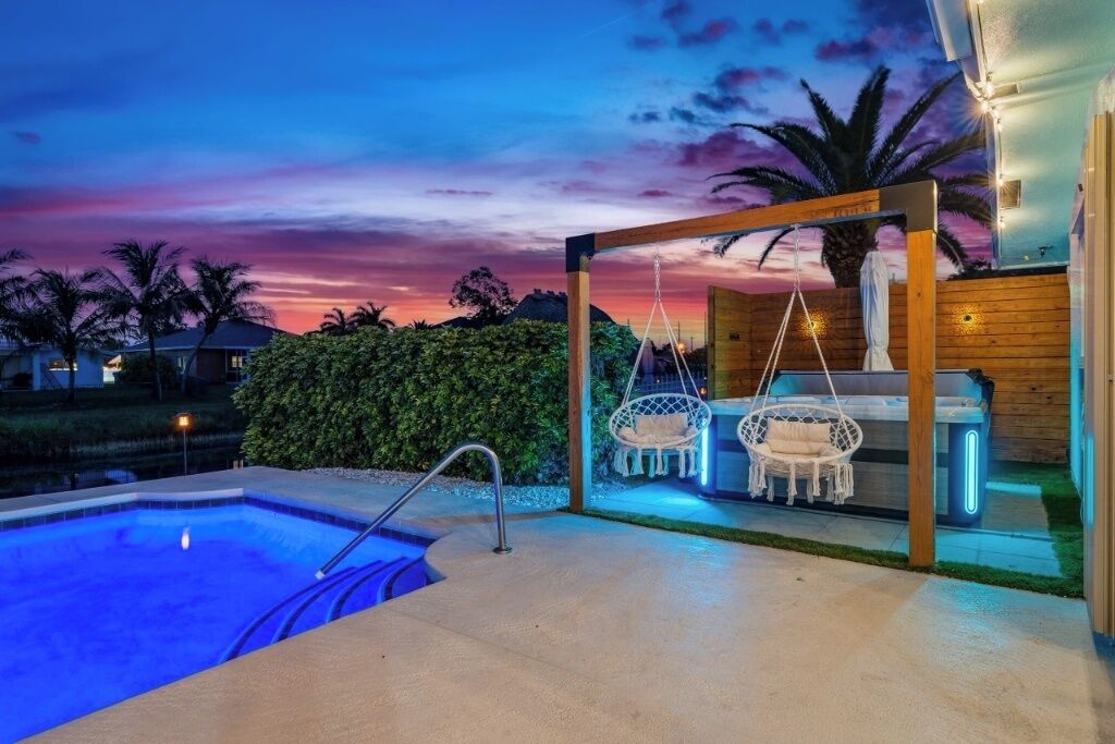 Una piscina al aire libre