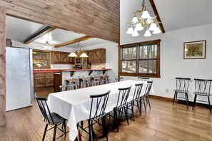 Dining - Pet Friendly Cabin for Large Groups in the Eastern Panhandle of West Virginia, Surrounded by Scenic Nature and Historic Attractions (Berkeley Springs)