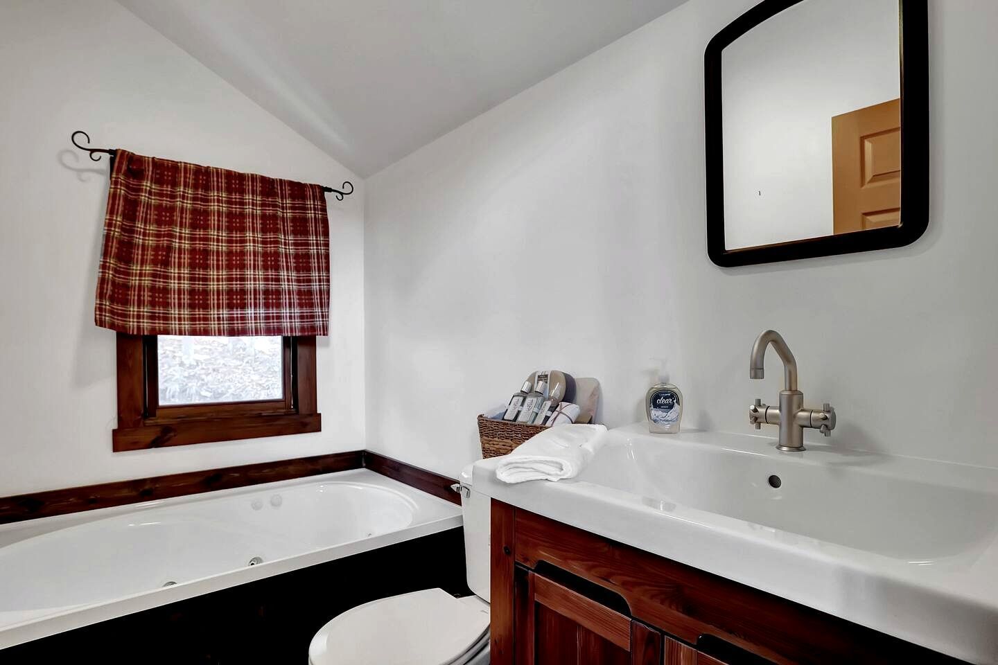 Towels, soap, shampoo, toilet paper