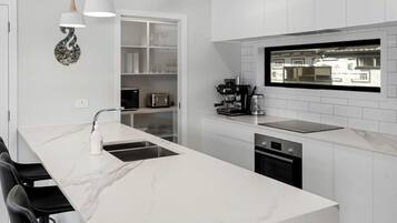 Coffee/tea maker, fridge, microwave, oven