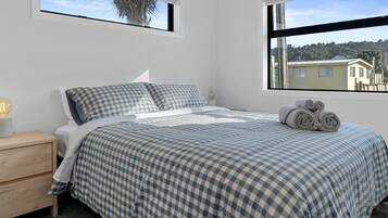 3 habitaciones, tabla de planchar con plancha, wifi y ropa de cama