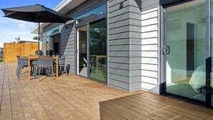 Outdoor dining - Bespoke Glamping Experiences in this Wonderful Rental in Wahihi Beach, New Zealand (Waihi Beach)