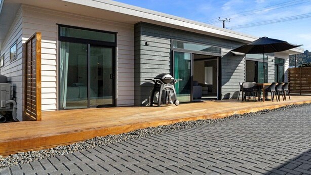 Outdoor dining - Bespoke Glamping Experiences in this Wonderful Rental in Wahihi Beach, New Zealand (Waihi Beach)