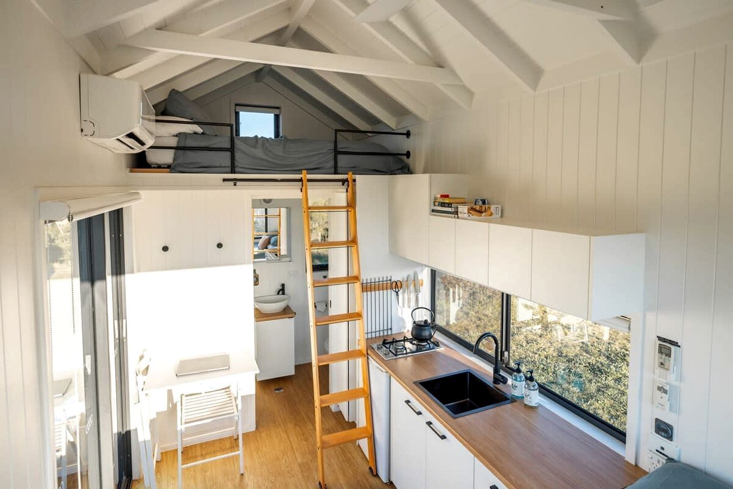 Frigorífico, placa de cocina y utensilios de cocina