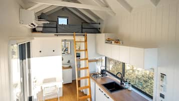Frigorífico, placa de cocina y utensilios de cocina