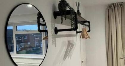 Quiet Refurbished 3-Bed Home | Parking • WiFi • Near Station & Town