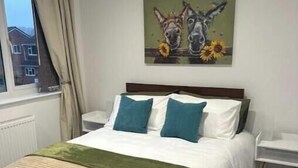 Een strijkplank/strijkijzer, wifi, beddengoed
