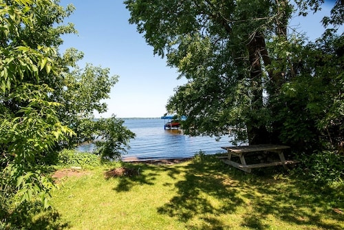 Cozy Lakefront Cabin in Kawartha Lakes, Ontario