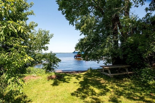 Cozy Lakefront Cabin in Kawartha Lakes, Ontario