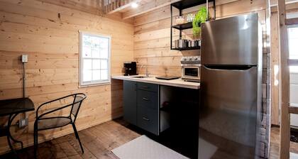 Cozy Lakefront Cabin in Kawartha Lakes, Ontario