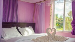 Un dormitorio con cama, cortinas y ventana con vistas.