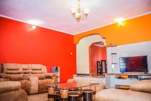 Nhà, ban công, quang cảnh sân vườn | Khu phòng khách
