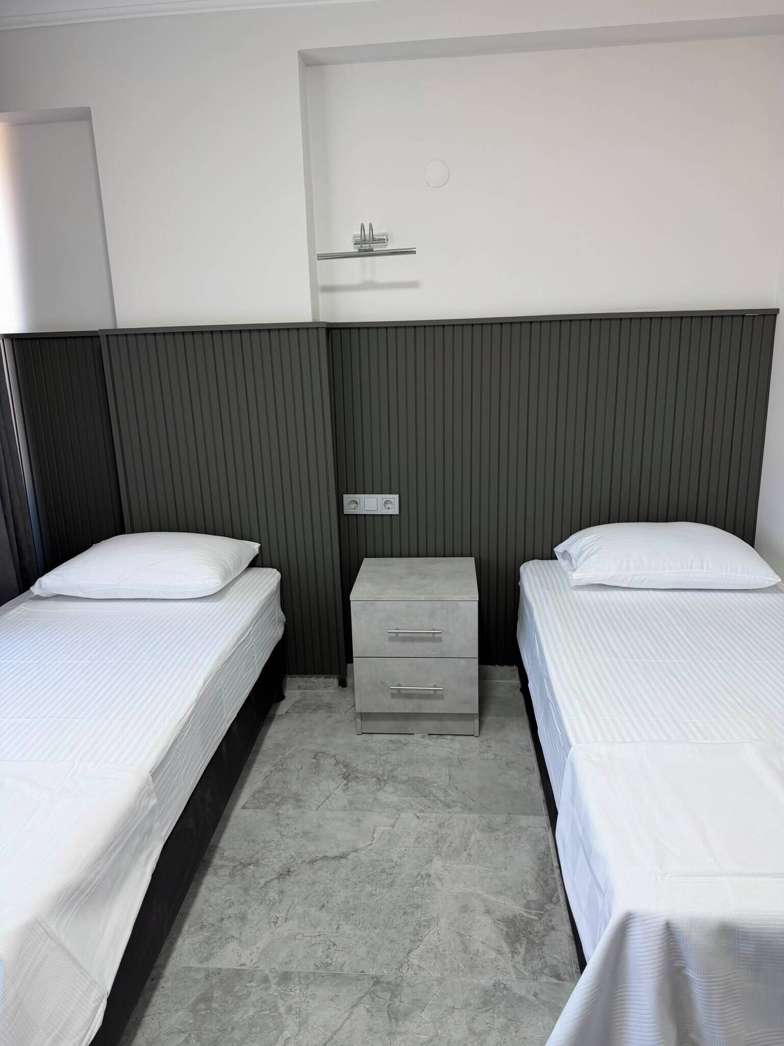 Comfort Twin kamer, airconditioning, uitzicht op de stad | Een bureau, verduisterende gordijnen, een strijkplank/strijkijzer