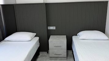 Comfort Twin kamer, airconditioning, uitzicht op de stad | Een bureau, verduisterende gordijnen, een strijkplank/strijkijzer