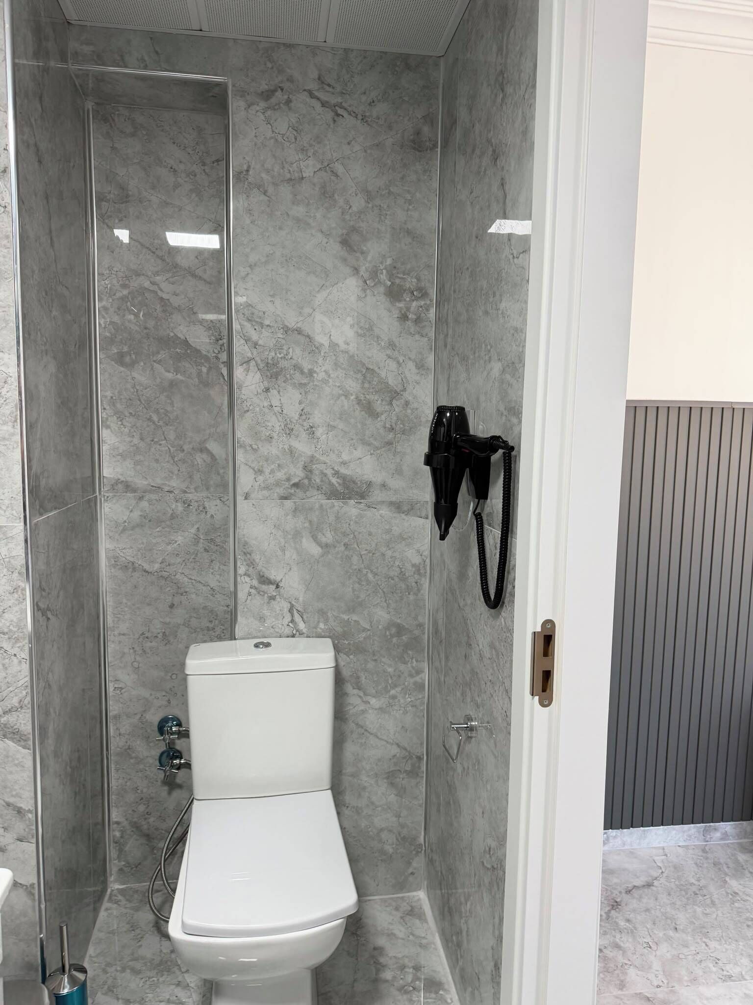 Chambre Confort avec lits jumeaux, climatisation, vue ville | Salle de bain