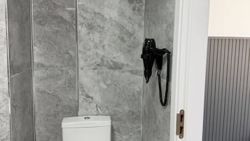 Chambre Confort avec lits jumeaux, climatisation, vue ville | Salle de bain