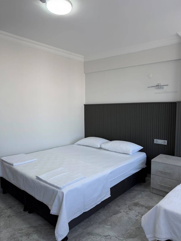 Kahden hengen comfort-huone, 1 parisänky, tupakointi sallittu, kaupunkinäköala | Työpöytä, kannettavalle tietokoneelle sopiva työtila, pimennysverhot