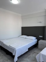 Escritorio, espacio para trabajar con laptop y cortinas blackout