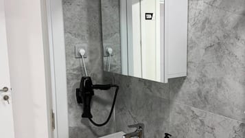 Comfort Twin kamer, airconditioning, uitzicht op de stad | Badkamer | Handdoeken, zeep, shampoo, toiletpapier