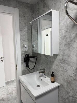 Comfort-værelse med 2 enkeltsenge - aircondition - byudsigt | Badeværelse | Håndklæder, Sæbe, Shampoo, Toiletpapir