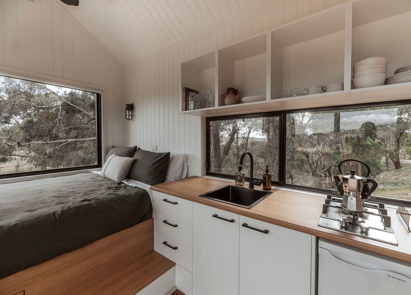 1 bedroom, desk