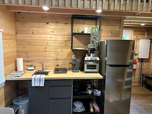 Coffee/tea maker, fridge, oven, stovetop
